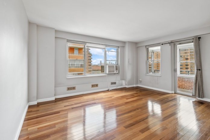 02_575GrandStreetE1402_165_LivingRoom_LowRes